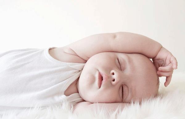新生児の間違った睡眠位置はすぐに修正する必要があります！