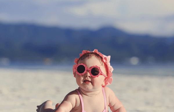 Potrebne stvari za bebe: Što vam je potrebno za odlazak na plažu ovog ljeta?