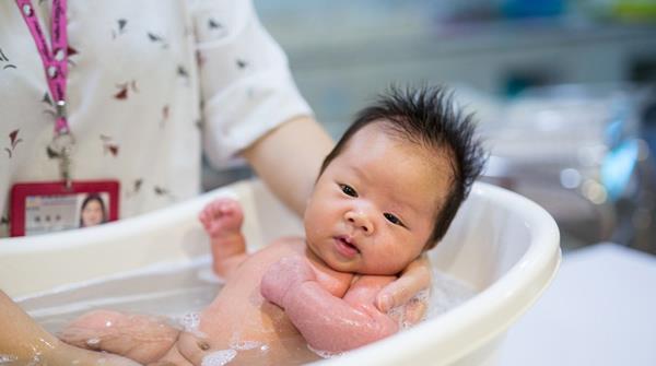 Å bruke baby shower gel er det enkelt, men er det ikke det, mamma!