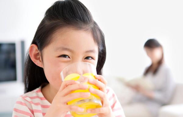 Est-il bon de boire plus de jus d'orange?  Très bien si c'est le bon chemin, maman!