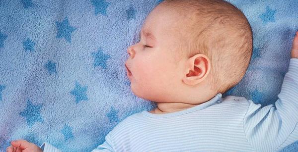 2 normale Schlafpositionen, die Ihr Baby zum Rachitis bringen