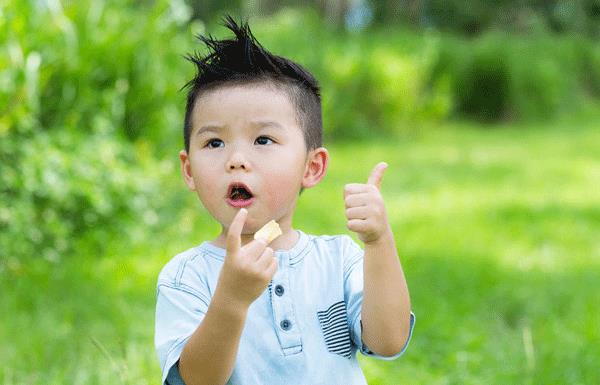 Hvordan bør du behandle babyens kropp med snacks?