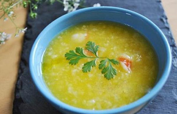 4 piatti di porridge per i bambini da trattare per curare il rachitismo