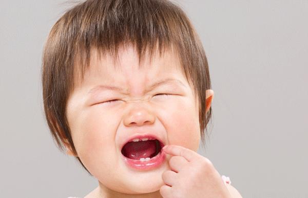 The child's gums are damaged when they fall, what to do immediately?