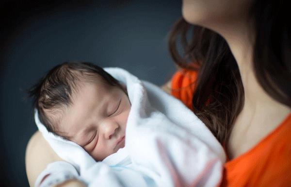 Husk når du trenger å holde babyen din i armene dine slik at babyen din føler seg tryggest!