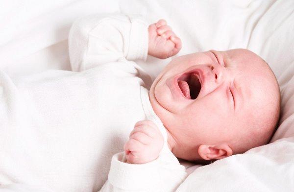 Babies often stiffen, what should the mother do?