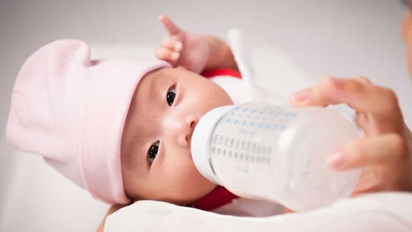 Breastfeeding: When your baby prefers a bottle to breastfeed