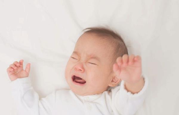 Baby with cold hand and foot fever: How to handle it right?