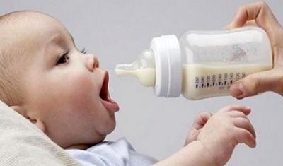 子供たちは汚染されたミルクを飲む危険があります
