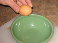 كيفية كسر بيضة