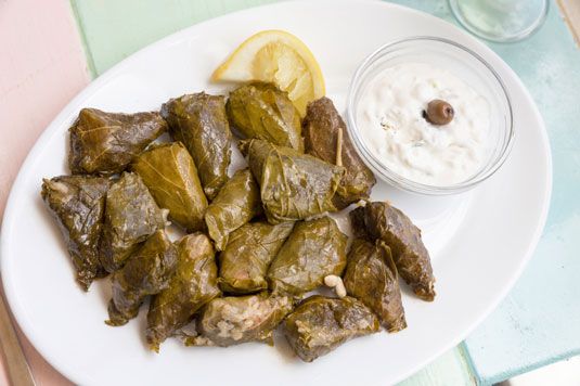 ورق عنب محشي (Dolmades Nistisimi، Dereve Pattoug)