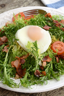 Ensalada de achicoria rizada y huevo escalfado con vinagreta de tocino (Salade Frisée aux Lardons)