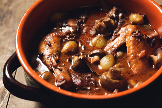 دجاج مطبوخ (Coq au Vin)